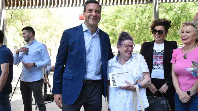 El candidato del Partido Popular a las Elecciones al Parlamento Europeo, Raúl de la Hoz, saluda a una simpatizante en Zamora
