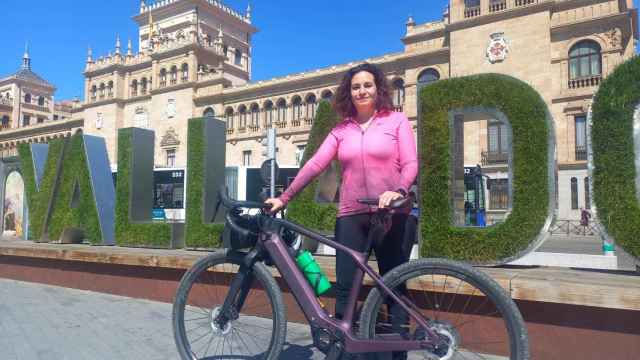 Mayte Díez posa con la bicicleta con la que hace los viajes