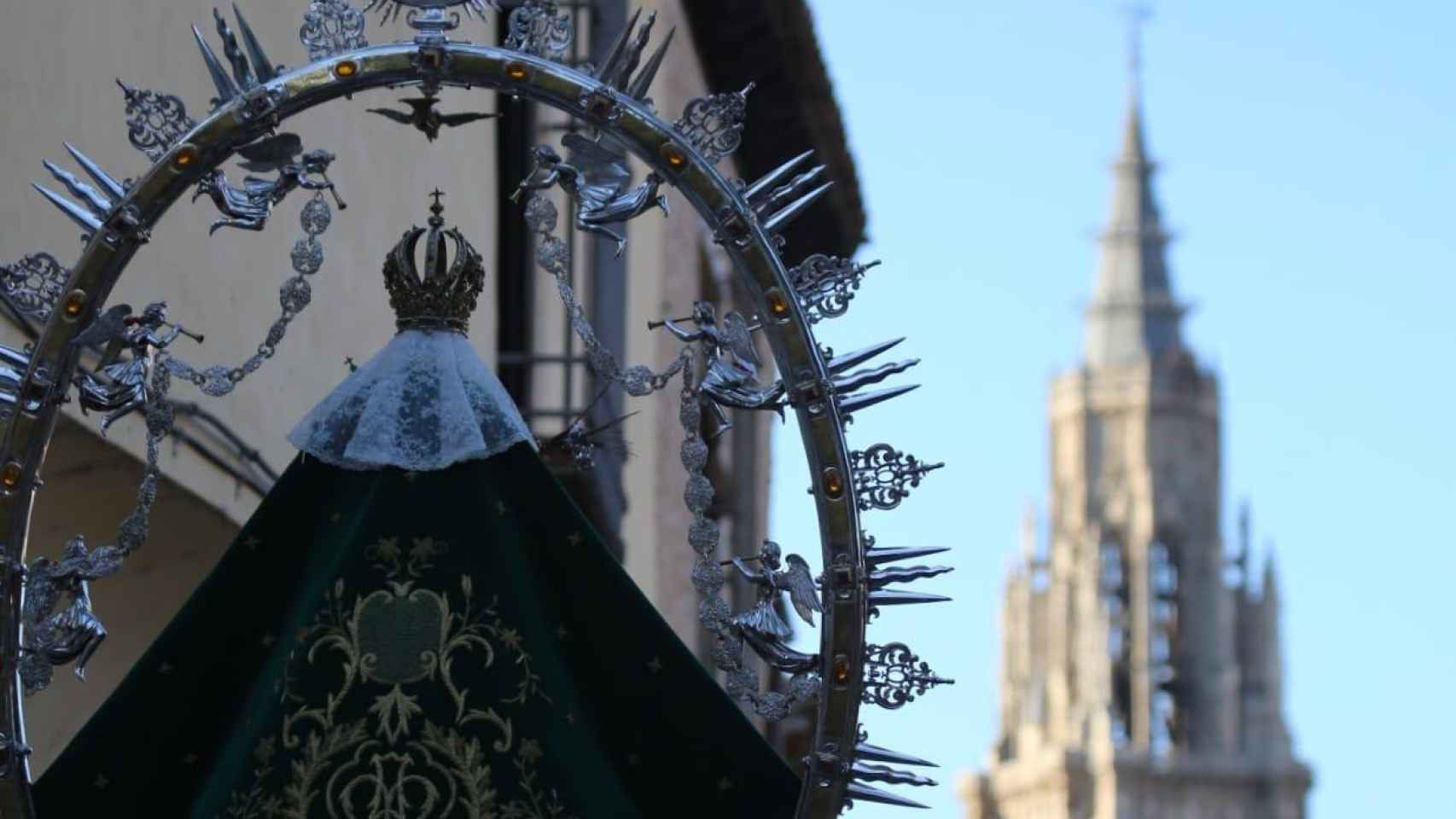Toledo venera a la Virgen de la Esperanza con procesión, pétalos y quínolas en San Cipriano