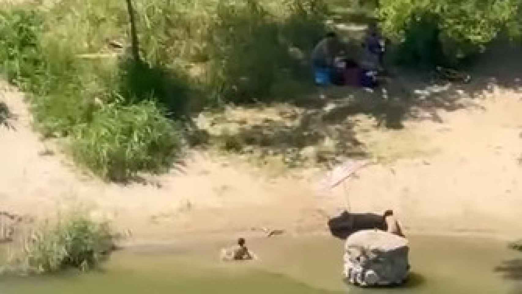 Captura del vídeo en el que se a los dos niños bañándose en el río Tajo.