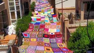 Así es el espectacular toldo de lana elaborado por las vecinas de un pueblo de Toledo para el Corpus