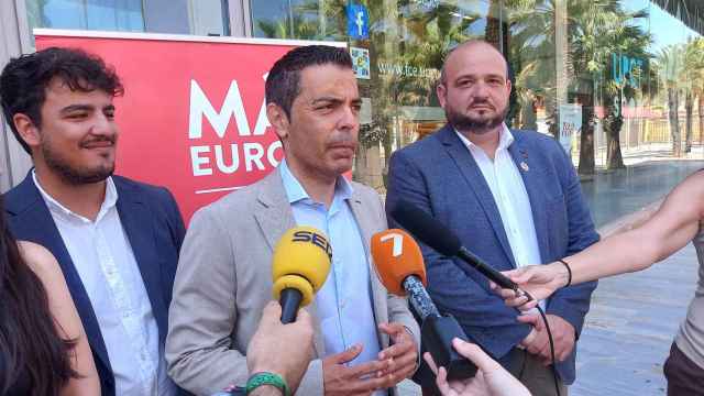 El candidato del PSOE a las Elecciones Europeas, Marcos Ros (c), interviene en una rueda de prensa frente a la UPCT.