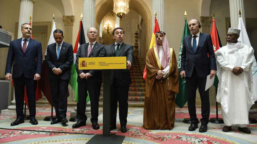 Albares entre el primer ministro de Palestina, Mohamed Mustafá, y los ministros de Exteriores saudí, turco, jordano y qatarí, y el secretario general de Cooperación Islámica.