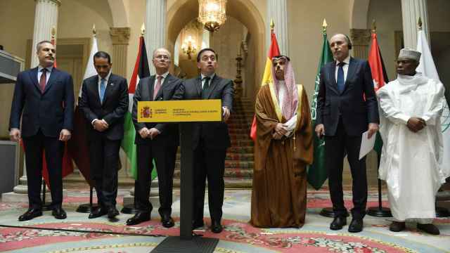 Albares entre el primer ministro de Palestina, Mohamed Mustafá, y los ministros de Exteriores saudí, turco, jordano y qatarí, y el secretario general de Cooperación Islámica, este miércoles, en el Palacio de Viana.