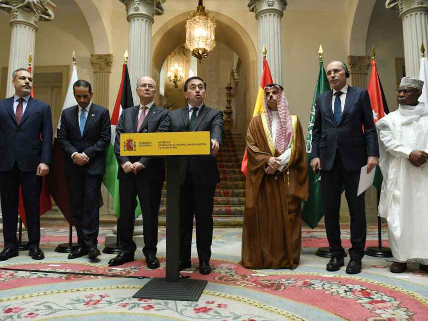 Albares entre el primer ministro de Palestina, Mohamed Mustafá, y los ministros de Exteriores saudí, turco, jordano y qatarí, y el secretario general de Cooperación Islámica.