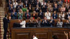La bancada socialista en el Congreso de los Diputados aplaude al presidente del Gobierno, Pedro Sánchez, la semana pasada.