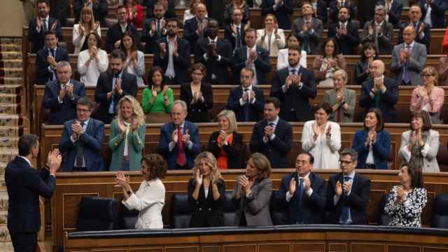 La bancada socialista en el Congreso de los Diputados aplaude al presidente del Gobierno, Pedro Sánchez, la semana pasada.