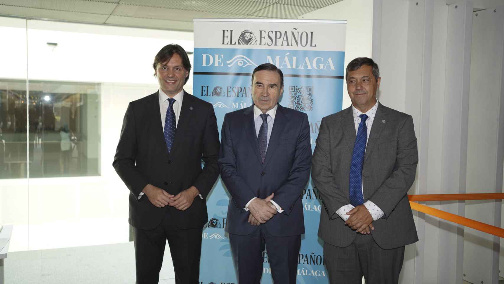 De izquierda a derecha; Francisco Oliva, rector de la Universidad Pablo de Olavide; Pedro J. Ramírez, presidente ejecutivo y director de EL ESPAÑOL; y Teodomiro López, rector de la Universidad de Málaga;