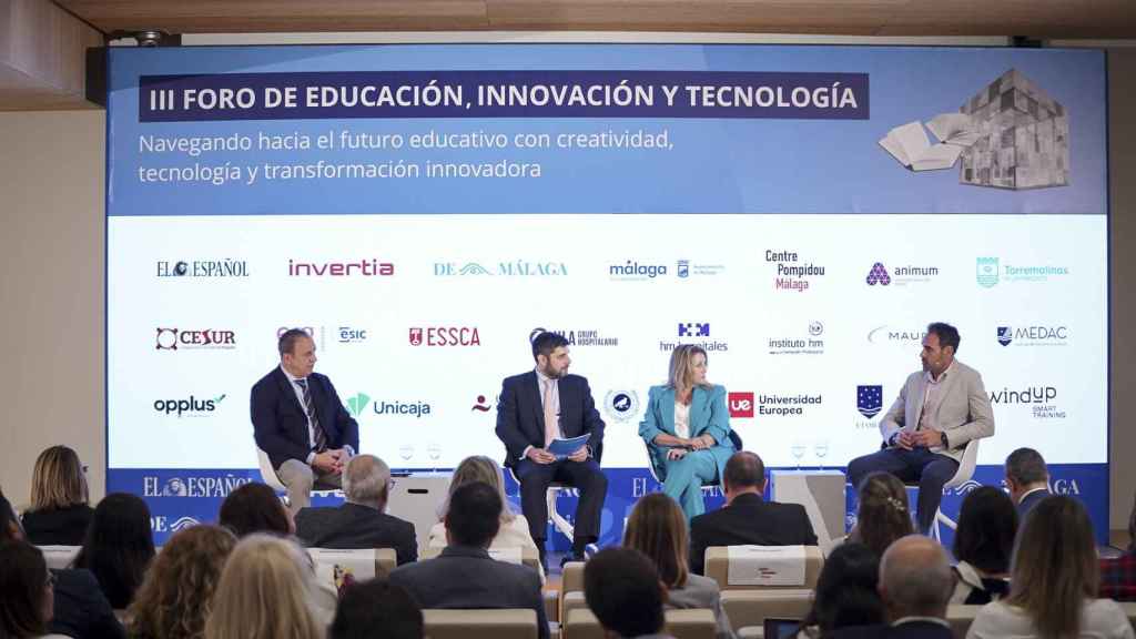 Javier Hernández, vicepresidente ejecutivo de la Asociación de Hoteleros de la Costa del Sol; Ángel Recio, director de EL ESPAÑOL de Málaga; Esther Sanjuán, directora de Formación de Maude Studio, y Javier Frutos, presidente de la Federación de Empresarios de Hostelería de Andalucía.