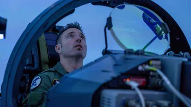 Un piloto en uno de los simuladores de Eurofighter en la base militar de Morón de la Frontera.