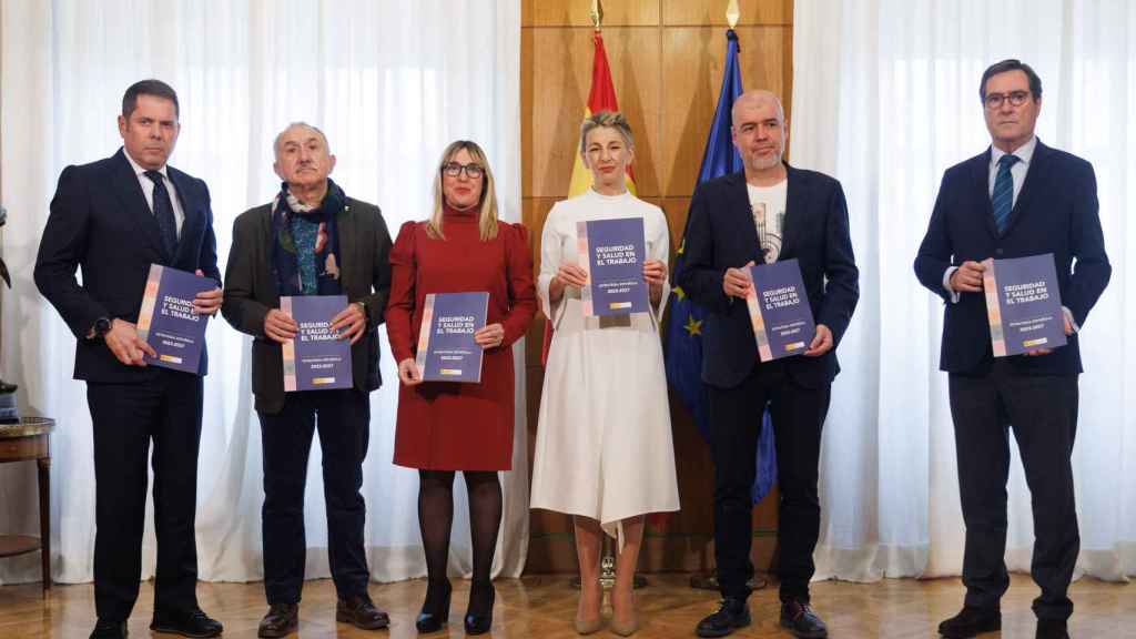 Yolanda Díaz junto a los representantes de patronal y sindicatos.