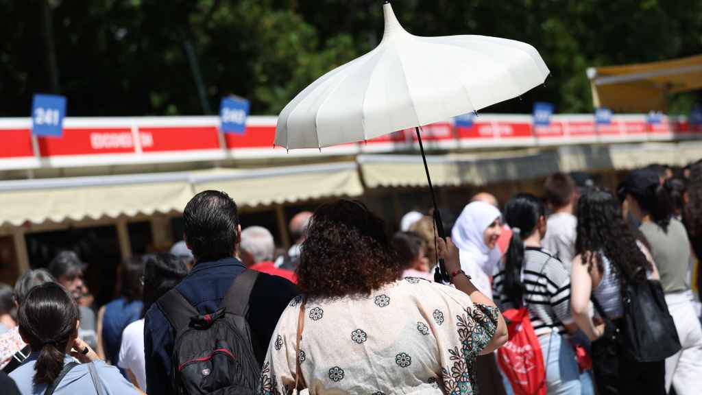 Visitantes bajo el sol en la 82ª Feria del Libro de Madrid en el Retiro.