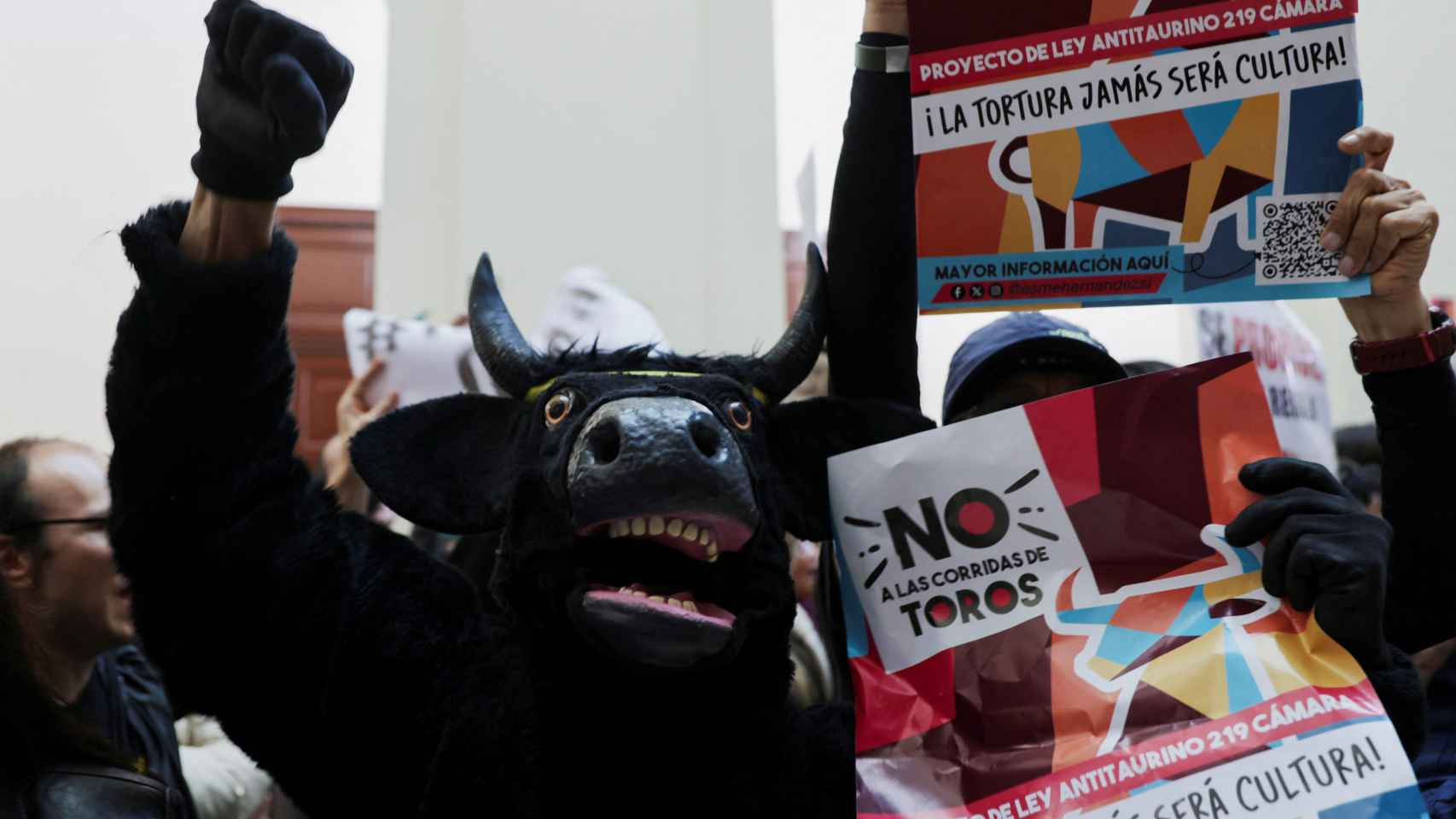 Activistas protestan contra las corridas de toros en Bogotá durante el debate en el Congreso colombiano.