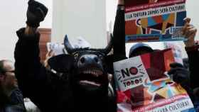 Activistas protestan contra las corridas de toros en Bogotá durante el debate en el Congreso colombiano.
