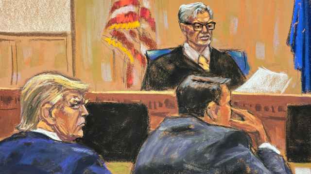 El juez Juan Merchan instruye al jurado antes de las deliberaciones mientras Donald Trump observa durante su juicio penal.