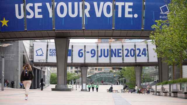 Cartel electoral a las puertas del Parlamento Europeo, en Bruselas (Bélgica).