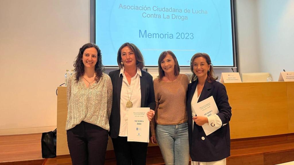 De izquierda a derecha, Tania Rodríguez (psiquiatra), Rosa Barreiro (presidenta ACLAD), Mayte Lage (psicóloga clínica) y Ana González (psicóloga clínica)