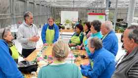 Óscar Domínguez explicando a los voluntarios el cuidado de las plantas.