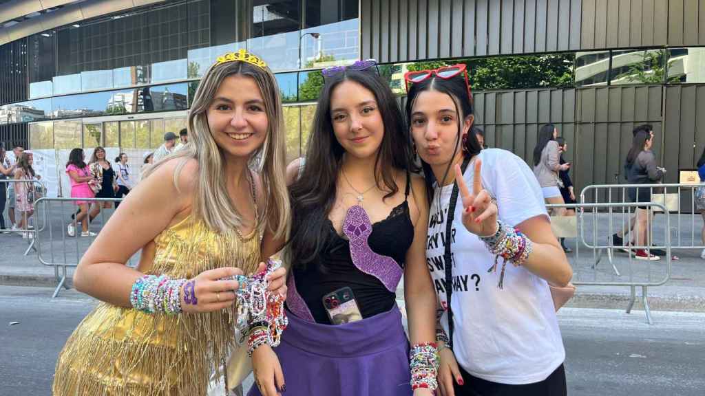 Salma y sus amigas a las puertas del concierto de Taylor Swift.