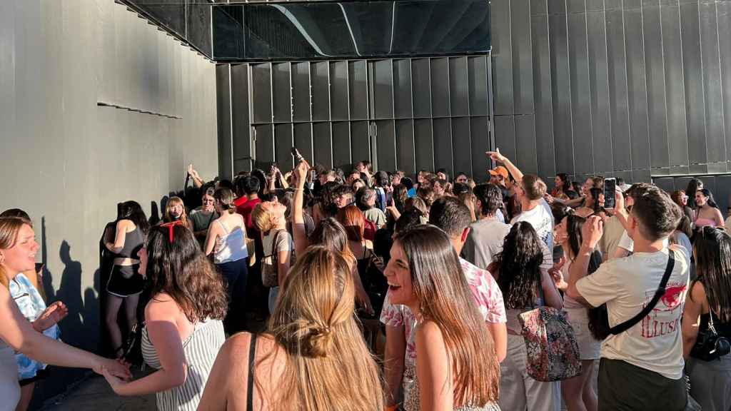 Decenas de personas agolpadas en una de las puertas del estadio al comienzo del concierto.