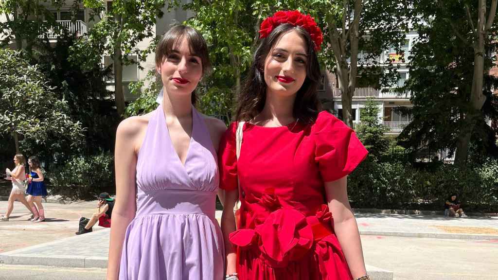 Natalia y Carlota antes de entrar al concierto.