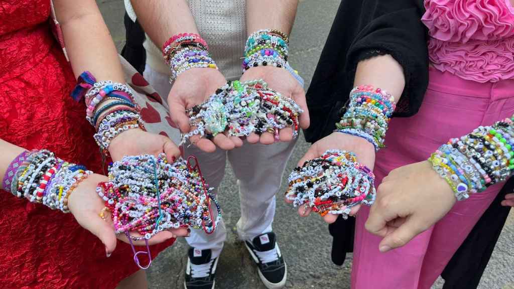 Algunos fans llevan más de 200 pulseras para intercambiar.