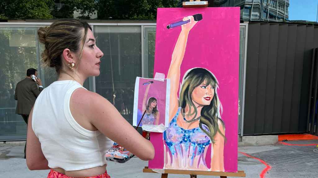 Moya González le ha pintado un cuadro a Taylor.