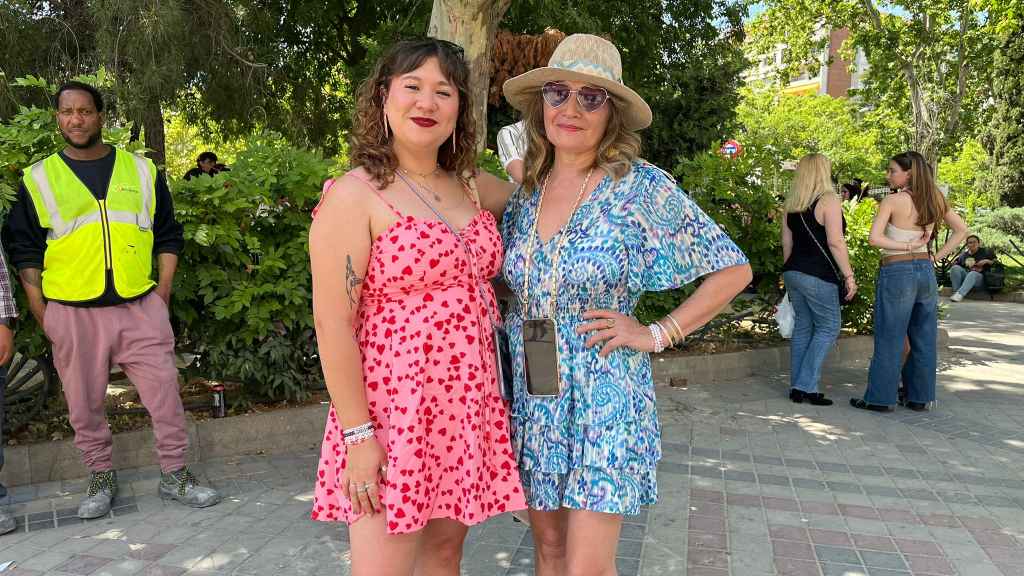 Carmen y su hija vienen juntas al concierto.