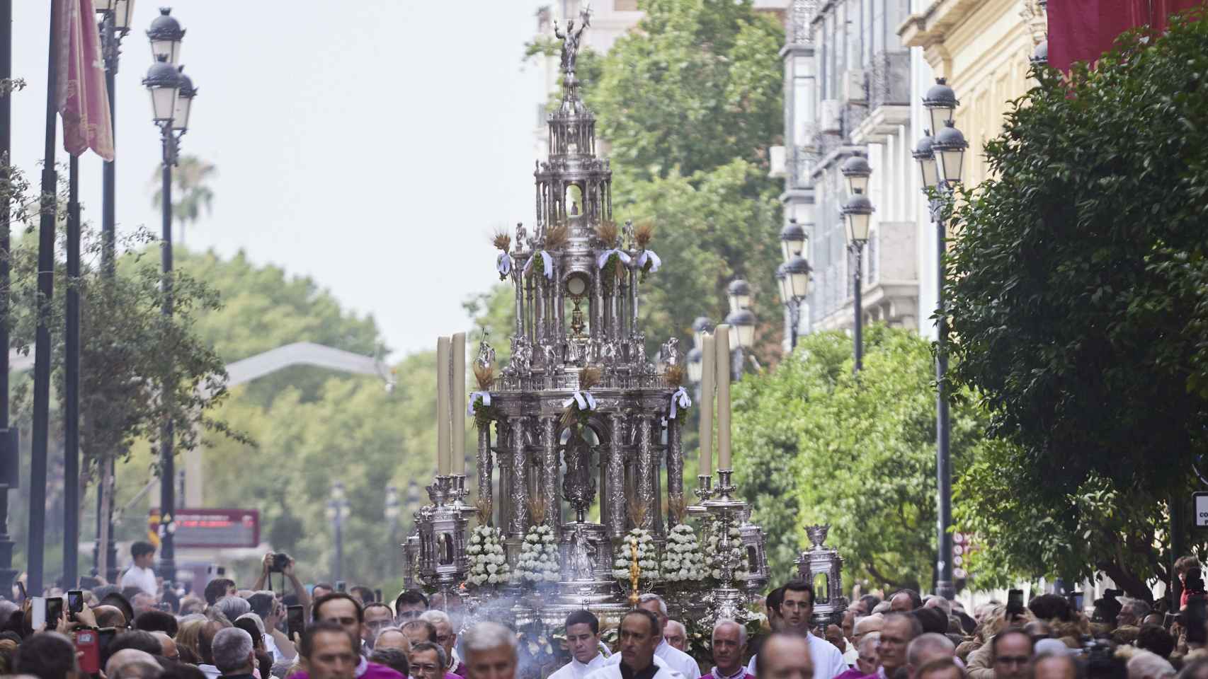 La Custodia de Arfe, durante la procesión de 2022 en la Avenida de la Constitución.