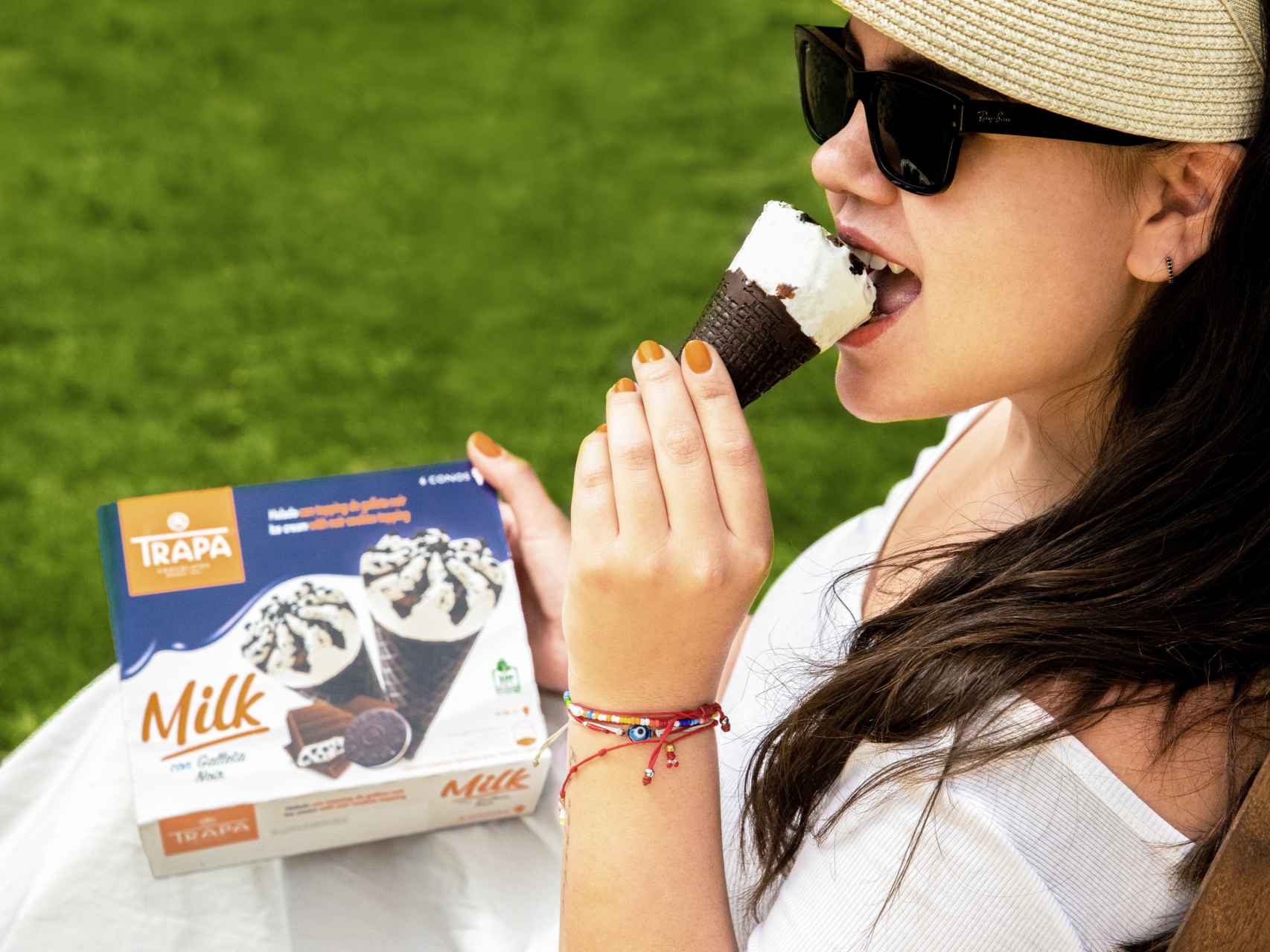 Una mujer disfruta de uno de los nuevos helados