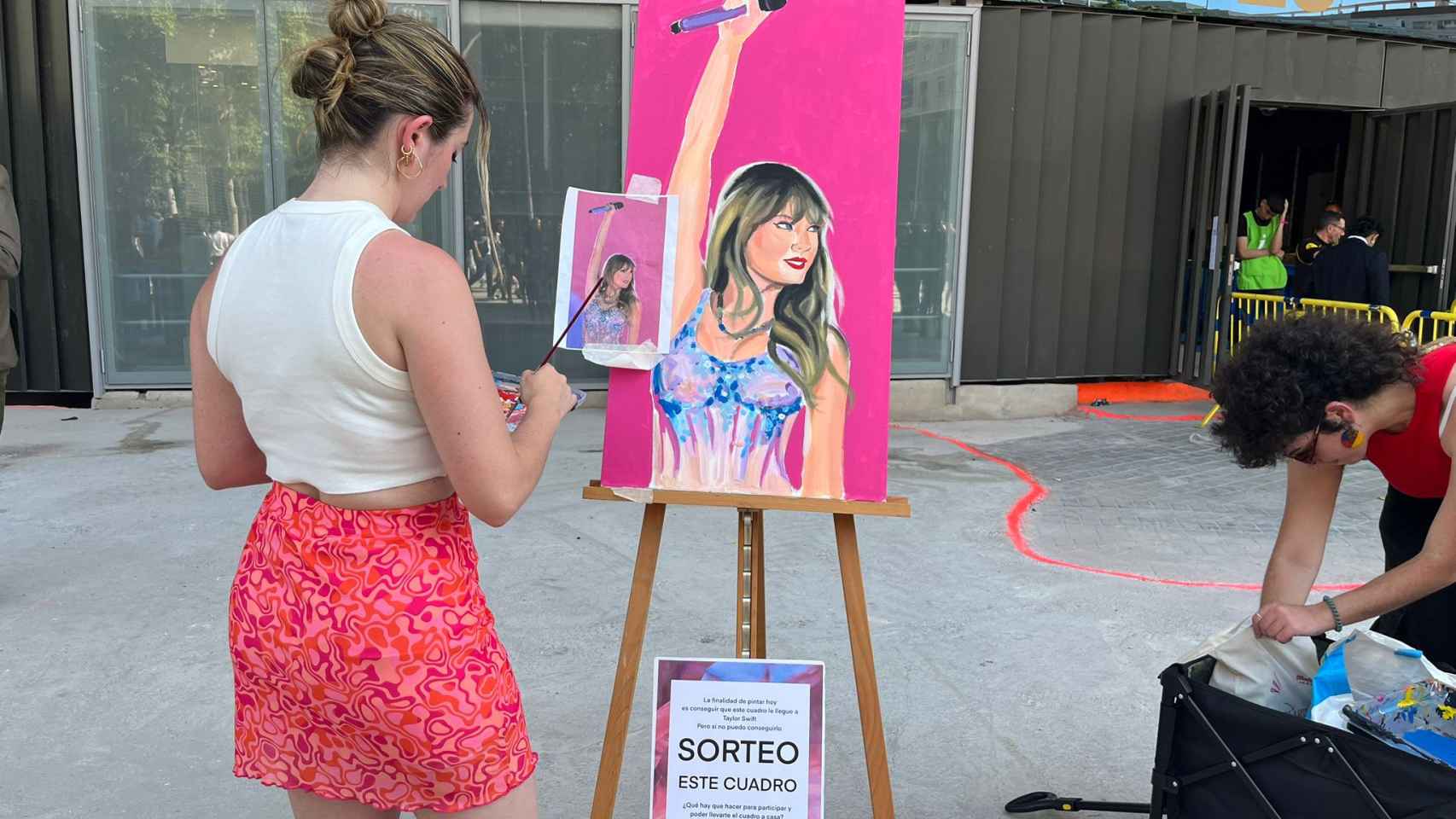 Una fan dibuja a Taylor Swift en la cola de su primer concierto en Madrid.