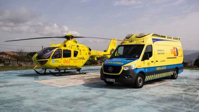 Helicóptero y ambulancia del Urxencias Sanitarias 061 Galicia.
