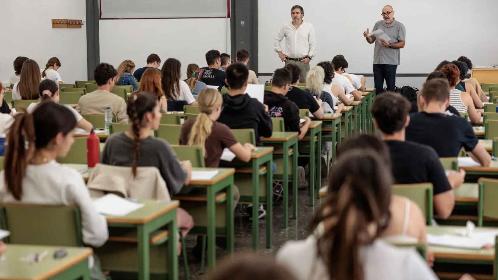 Estudiantes de la Comunitat Valenciana participan en la convocatoria ordinaria de las Pruebas de Acceso a la Universidad (PAU) 2023, imagen de archivo. Efe / Biel Aliño