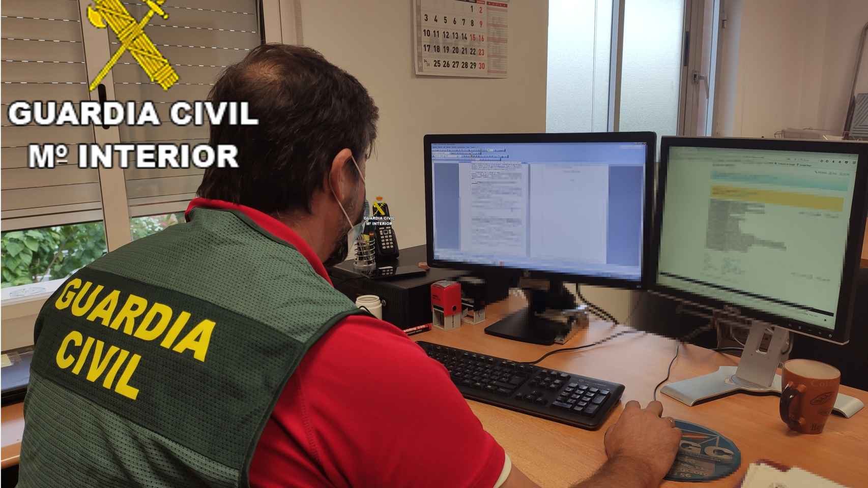 Agente de la Guardia Civil en tareas de investigación.