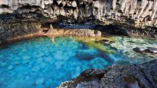 Ni Formentera ni Ibiza: la isla española más desconocida con playas paradisíacas y piscinas naturales de agua cristalina