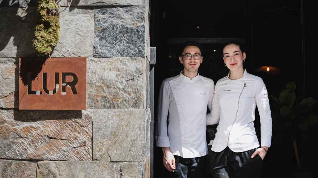 Lucía Gutiérrez y Sergio Vera en la entrada de su restaurante Lur.