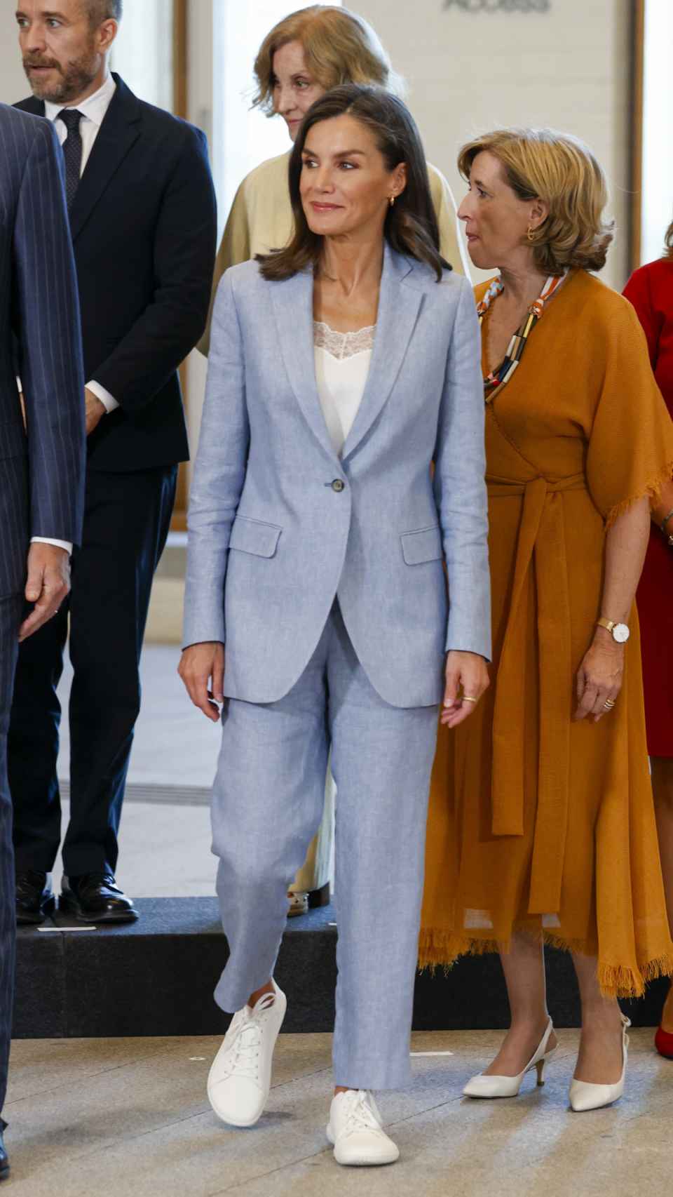 Letizia, con traje de lino y zapatillas blancas.