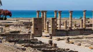 Este es uno de los lugares más impresionantes de España: unas ruinas romanas enfrente de la playa más bonita del país