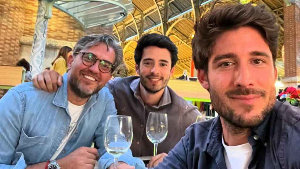 Máximo Huerta posando, feliz, junto a sus amigos, Juan Carlos Caballero y Javier Zamora, en Valencia.