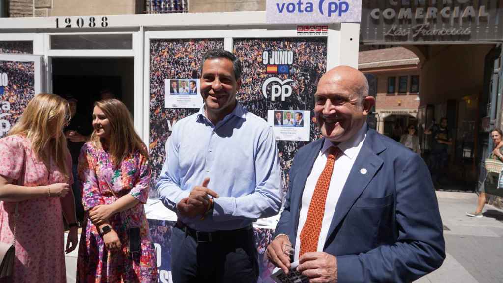 El candidato del PP a las elecciones europeas Raúl de la Hoz junto al alcalde de Valladolid Jesús Julio Carnero