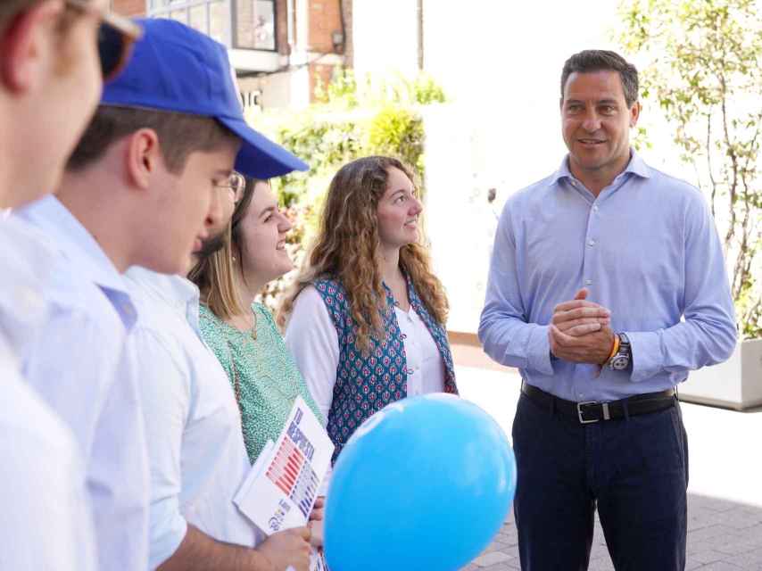 El candidato del PP a las elecciones europeas Raúl de la Hoz junto a simpatizantes en la calle Santiago de Valladolid