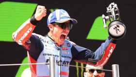 Marc Márquez celebra con los aficionados un podio en MotoGP.