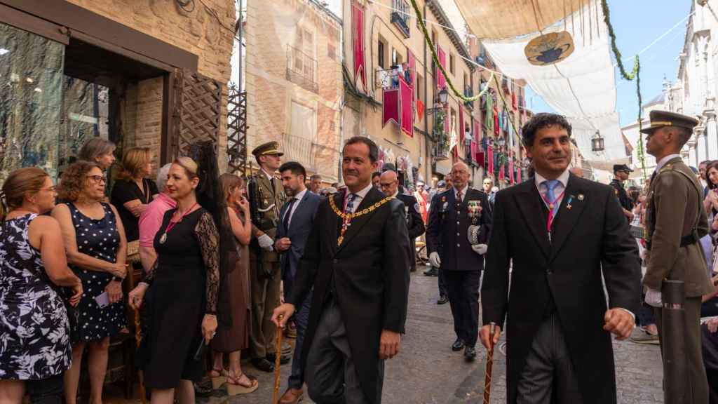 El alcalde de Toledo, Carlos Velázquez, en la procesión del Corpus.