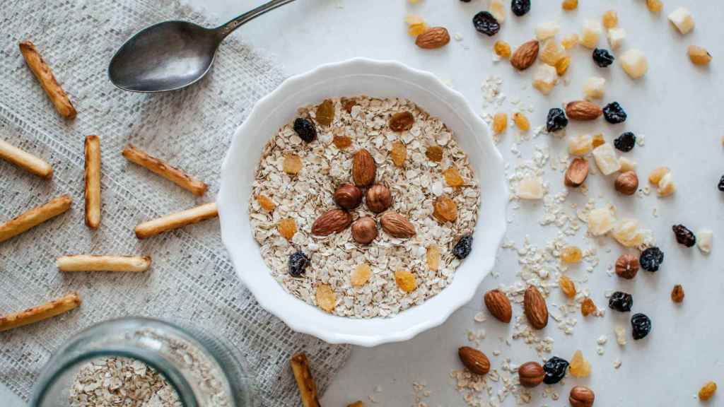 Cuenco con avena y frutos secos.