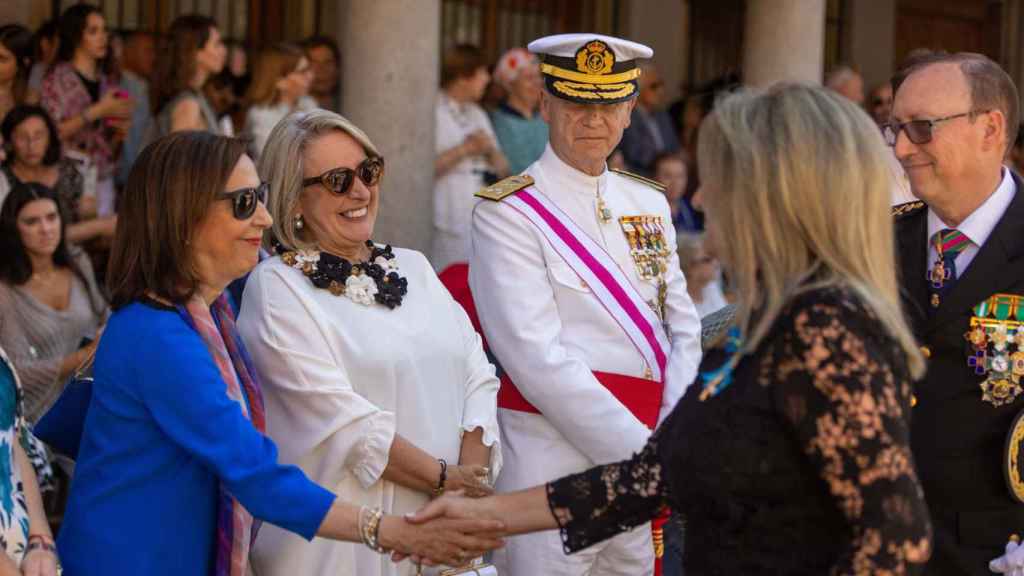 La delegada del Gobierno en Castilla-La Mancha, Milagros Tolón, saluda a la ministra de Defensa, Margarita Robles, durante la procesión del Corpus de Toledo.