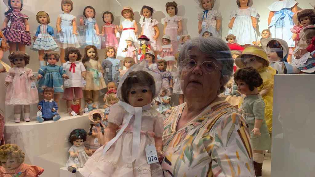 María emilia sujeta una de las muñecas en uno de los espaxcios expositivos.