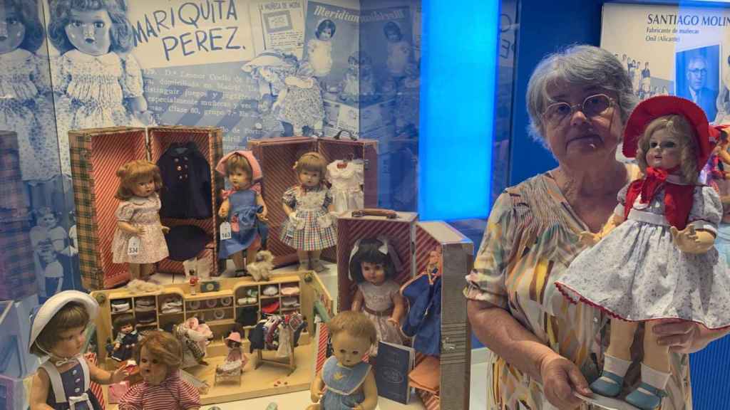 La coleccionista, junto al expositor de muñecas de Mariquita Pérez.