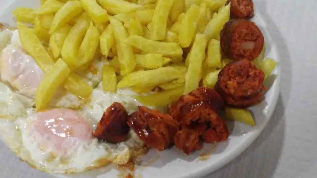 Huevos fritos con chorizo en San Amaro.