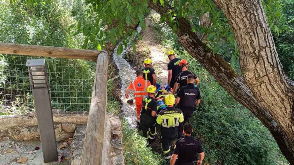 Los operativos de emergencia en el traslado de la joven herida.