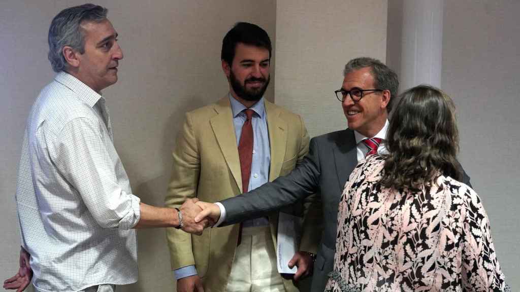 El vicepresidente de la Junta de Castilla y León, Juan García-Gallardo, y el consejero de Industria, Comercio y Empleo, Mariano Veganzones, se reúnen con representantes de los agentes sociales en el marco del Diálogo Social, en una imagen de archivo de julio de 2022